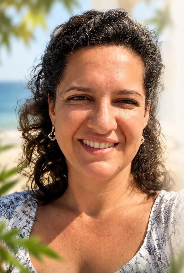 Barbara A. Fernandes, psicóloga, sorrindo na praia